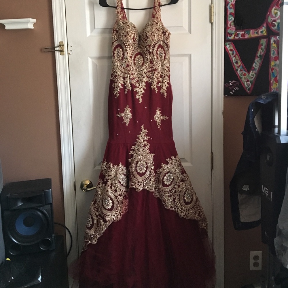 stunning  size small petite burgundy and gold gown